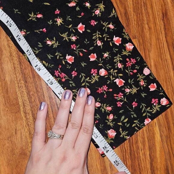 Old Navy Mid-Rise Black and Pink Floral Pixie Pants Womens Size 6 - Picture 2 of 7